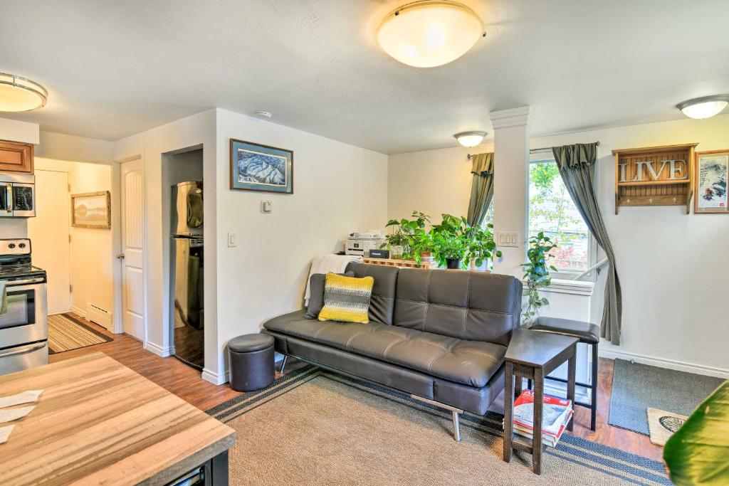 Cozy Anchorage Retreat Less Than 4 Mi to Downtown!