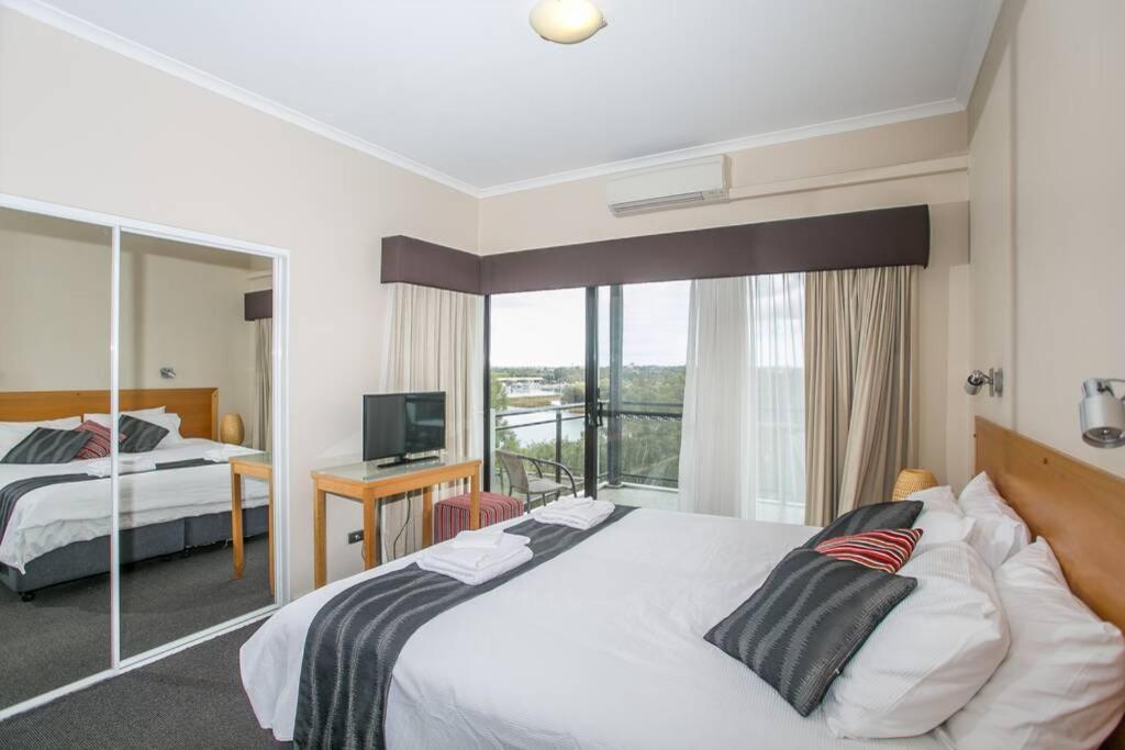 Perth Ascot Sub Penthouse Spectacular 240 degree River and City Views