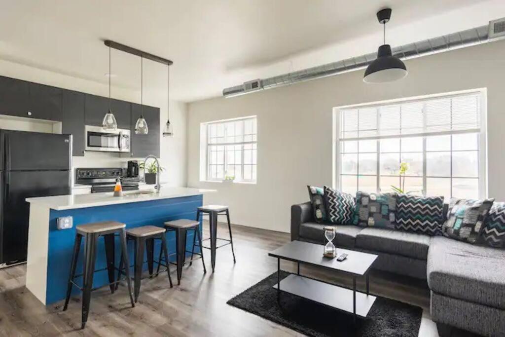Spacious Luxe Loft Near Downtown Detroit with FREE parking