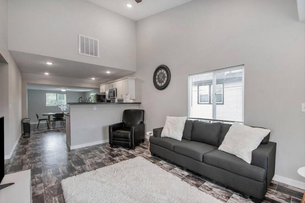 Buckley Bungalow - Downtown Group Getaway