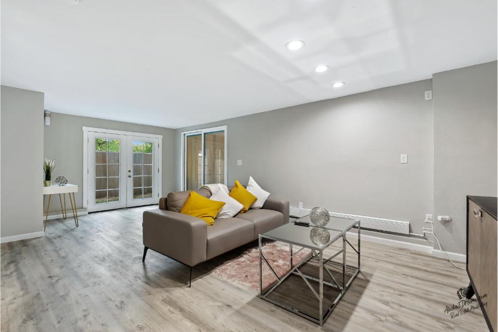 Modern Lower Level 1bedroom suite