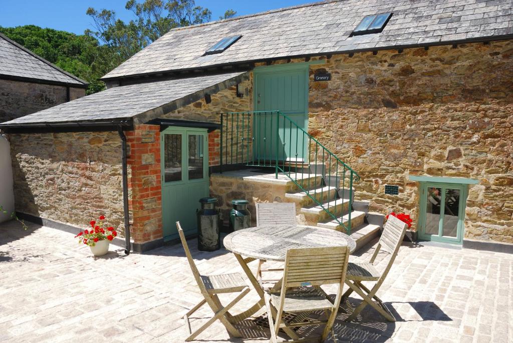Granary at Trewerry Cottages - Away from it all