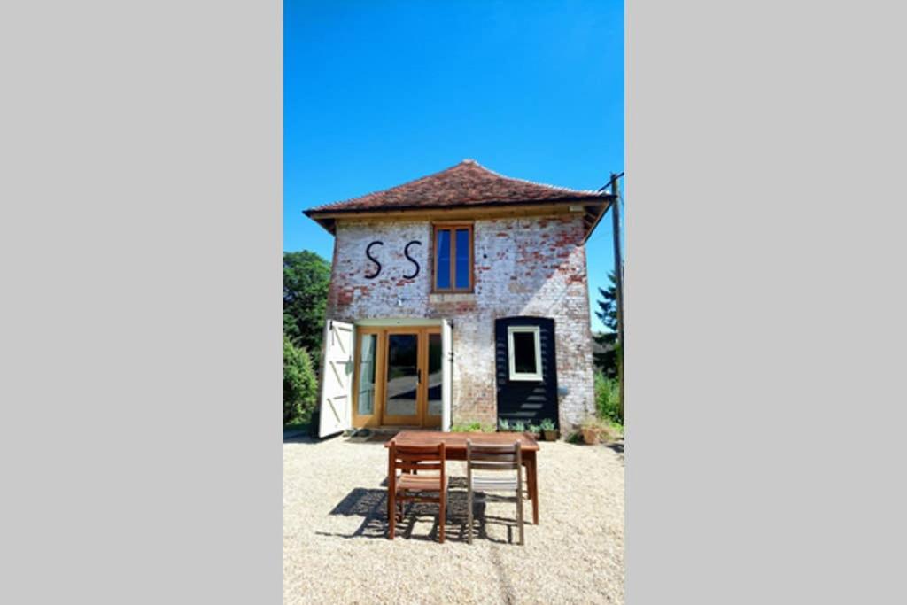 The Dovecote - unique self-contained 1bed renovated barn (Saffron Walden)