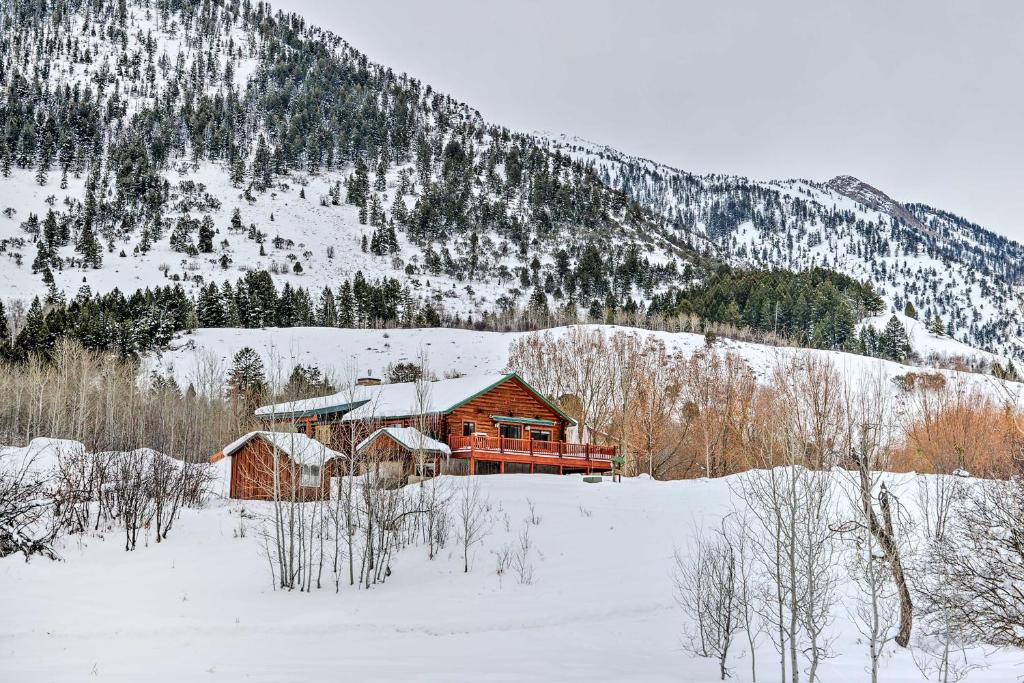 Charming Bedford Cabin with Private Hot Tub! (Thayne)