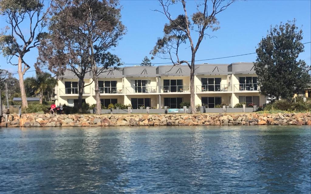 Merimbula Lake Apartments (Merimbula)
