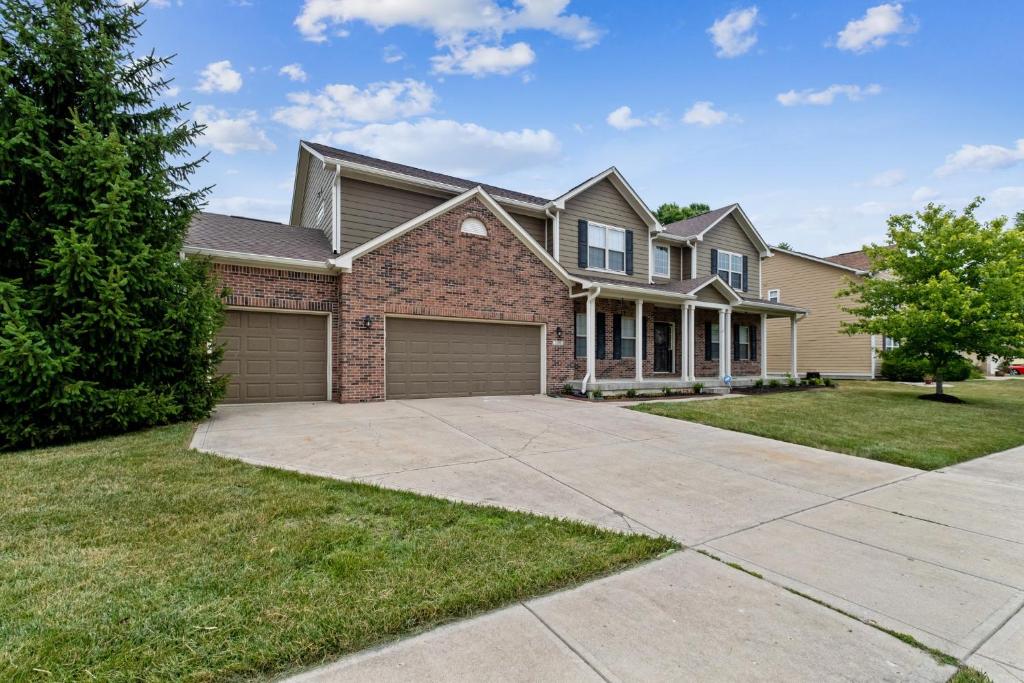 Incredibly Spacious Carmel Home with Fully Equipped Kitchen - 4700 Sq Ft! Sleeps 15! Pet Friendly! home (Carmel)