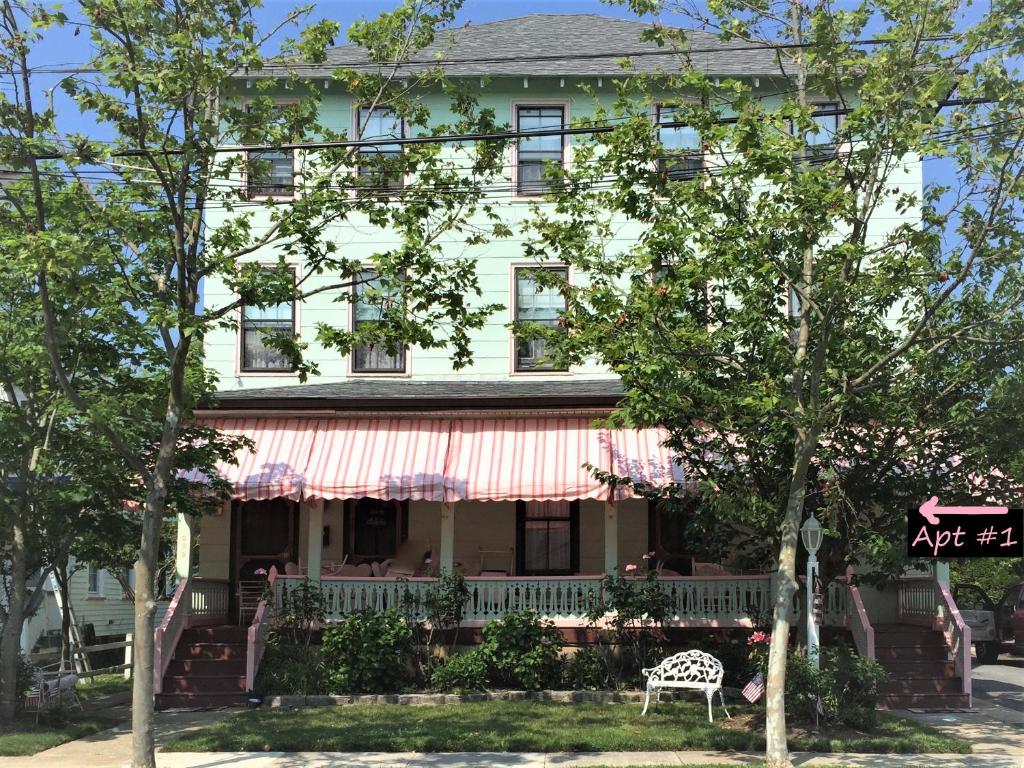 Great Location! 4 Bedroom 2 bath sleeps 10