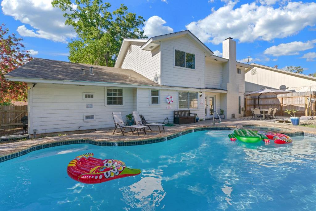 Luxury Home- Heated Pool Hot tub - Games - Pet Friendly
