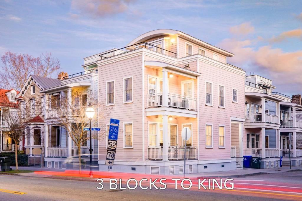 Rooftop Deck with Parking - 3 Blocks to KING