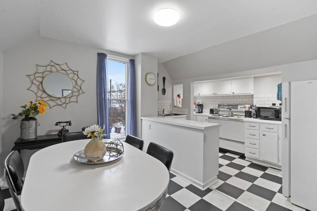 1BR Upstairs Pets OK WiFi