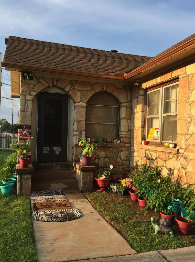 Historic Home - sleeps 4 adults - 1 mile to Ft. Sill (Lawton)