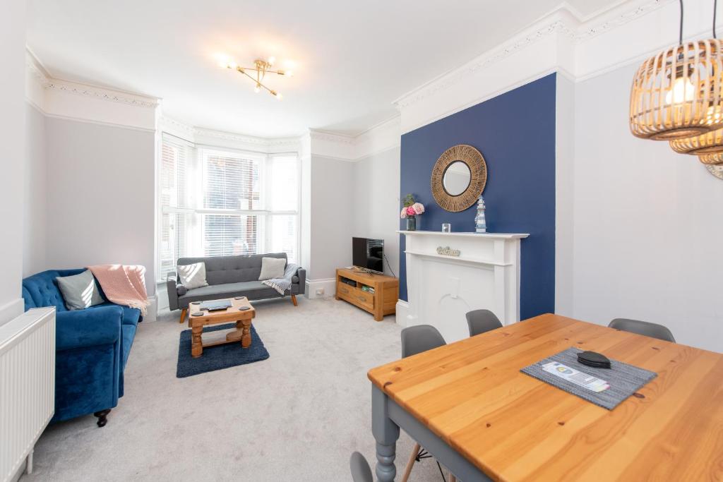 Elphinstone Apartment - Boutique 3 bed with Wi-Fi close to all amenities!