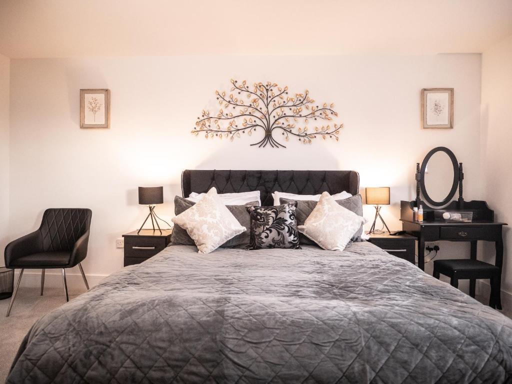SAV 5 Bedroom Executive Detached House in Leicester (Humberstone)