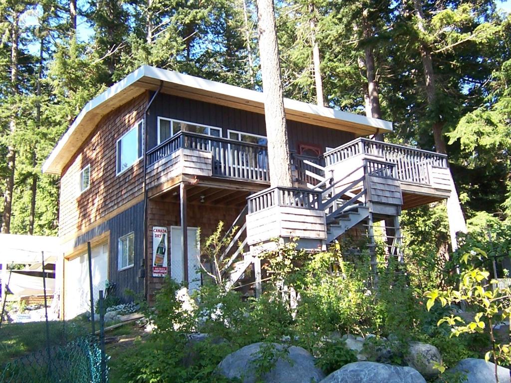 Malaspina Strait Cottage (Powell River)