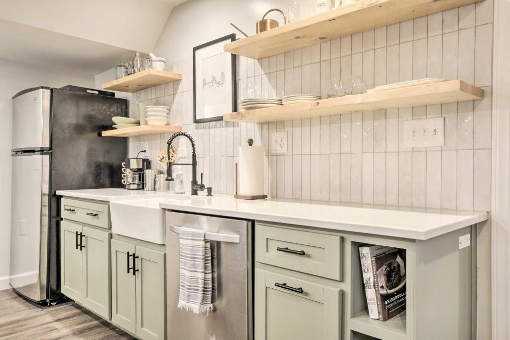 Dog-Friendly Raleigh Apartment about 5 Mi to Downtown!