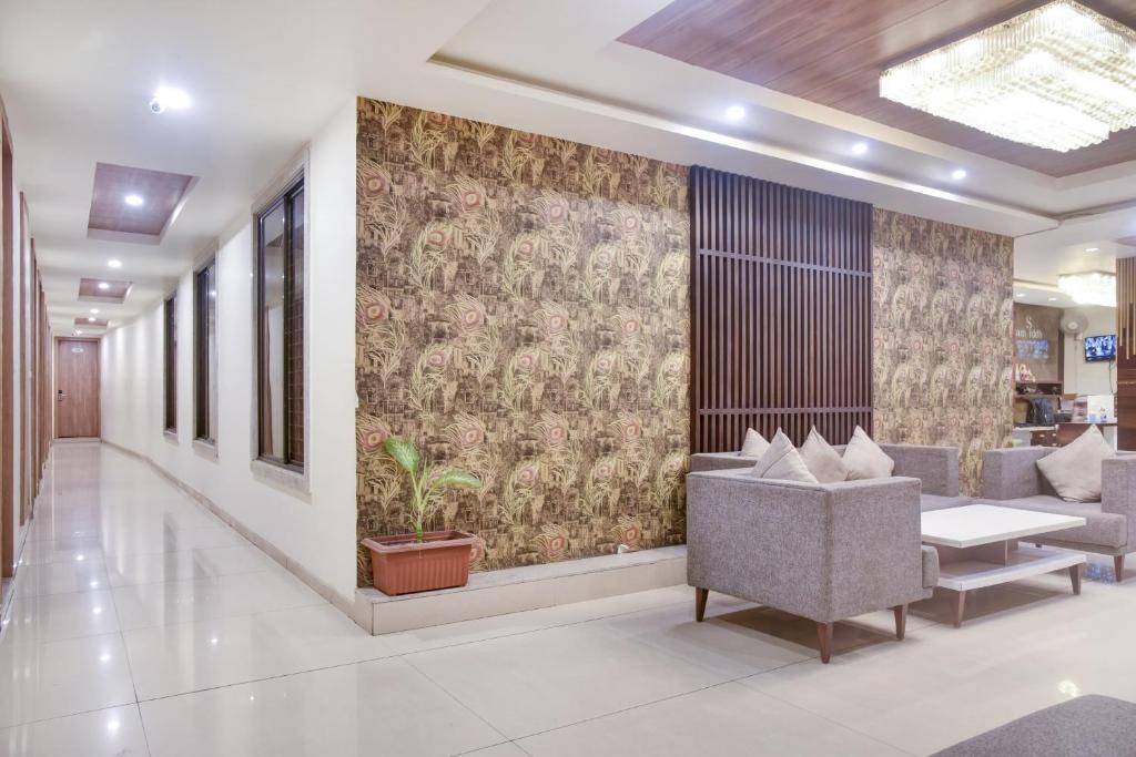 Capital O 82561 Hotel Om Palace
