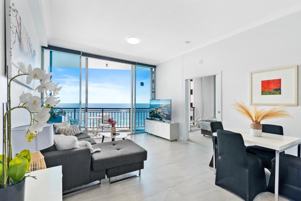 2 Bedroom Beach View Apartment in Surfers Paradise! Free Parking & Wifi