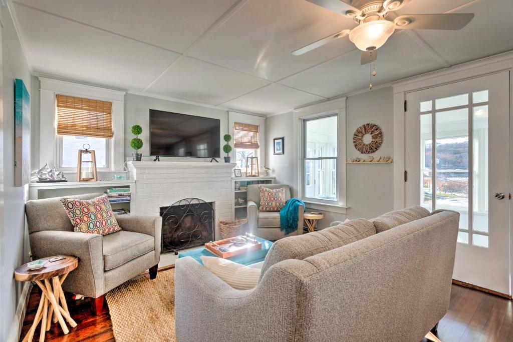 Cozy Coastal Cottage about 5 Mi to Narragansett Beach! (Narragansett)