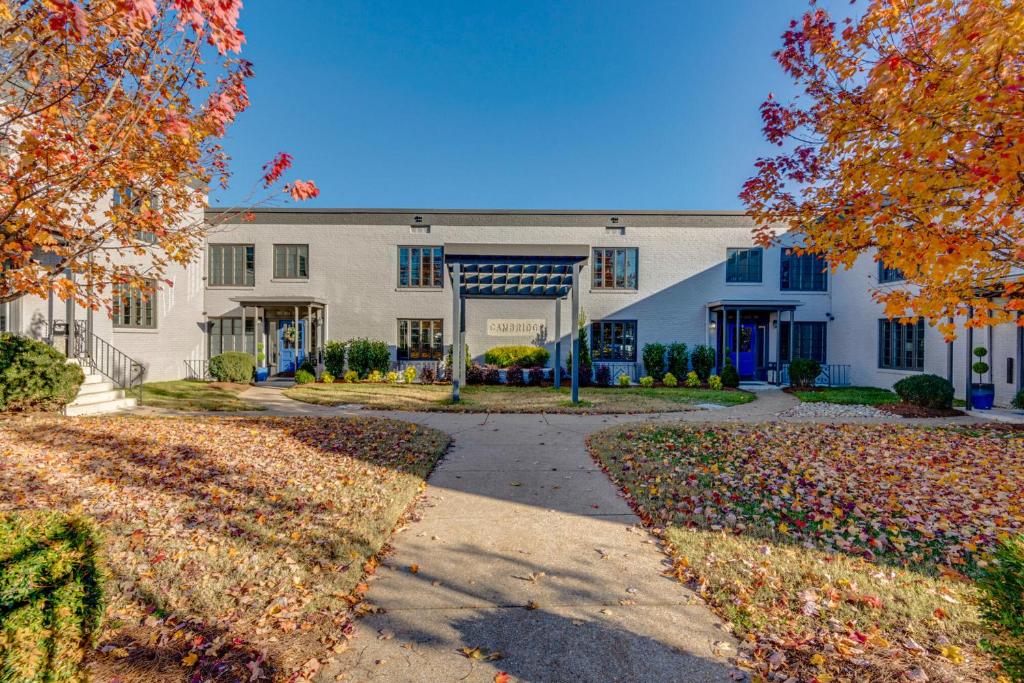 Nashville Flat by Vandy ! Walk to Dinning -202