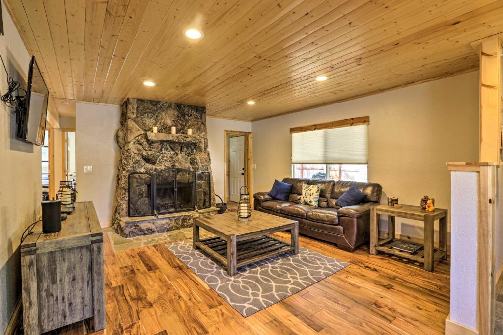 Cozy Cabin with Large Yard