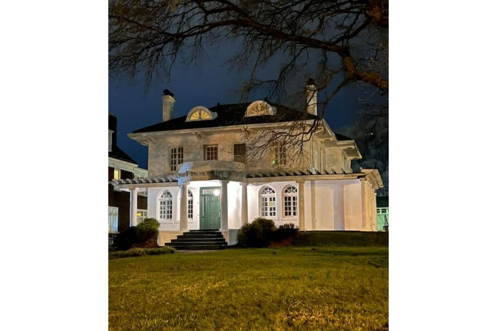 Grand Old White Capitol Executive Suite (Charleston)
