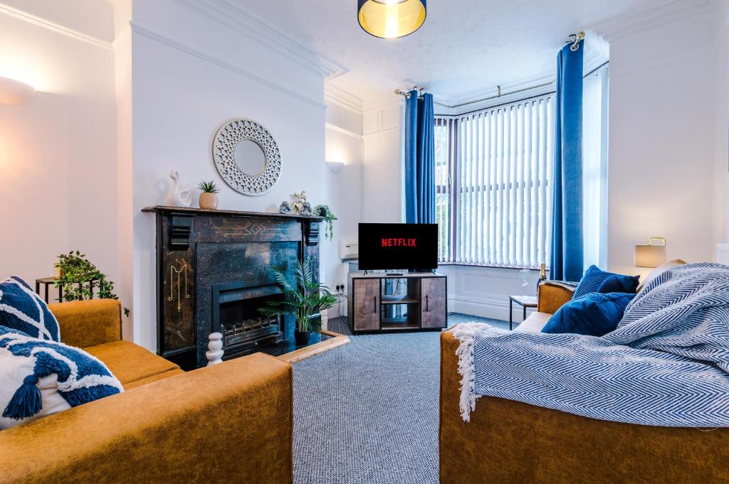 Spacious 3-Bed house in Stoke by 53 Degrees Property