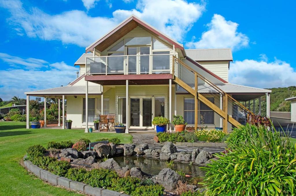 Logans Beach House and Apartments