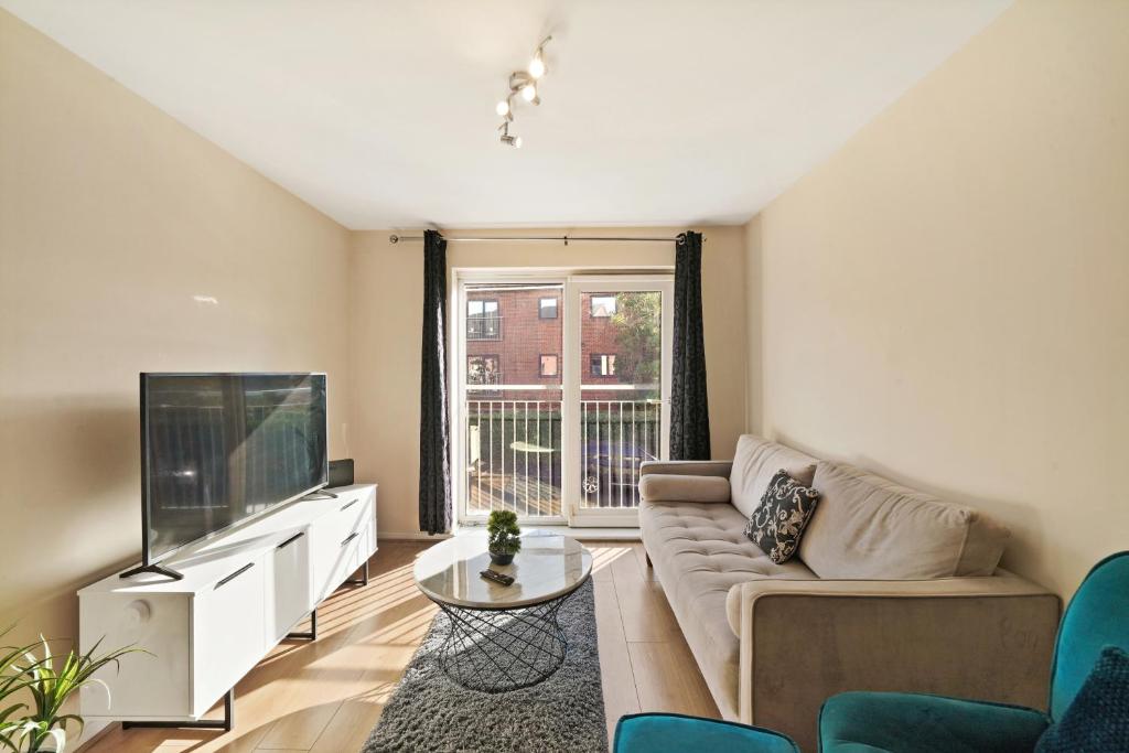 Newly Renovated Cosy 2 BR Flat Near Hospitals with Free Parking