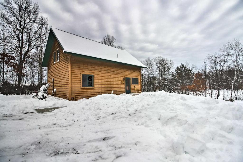 Cabin with Fireplace Less Than 1 Mile to Lakes and Golf (Pequot Lakes)