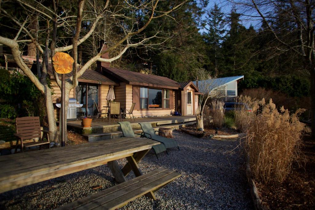 Halfmoon Haven Beach Cottage or Oceanview Suite (Halfmoon Bay)