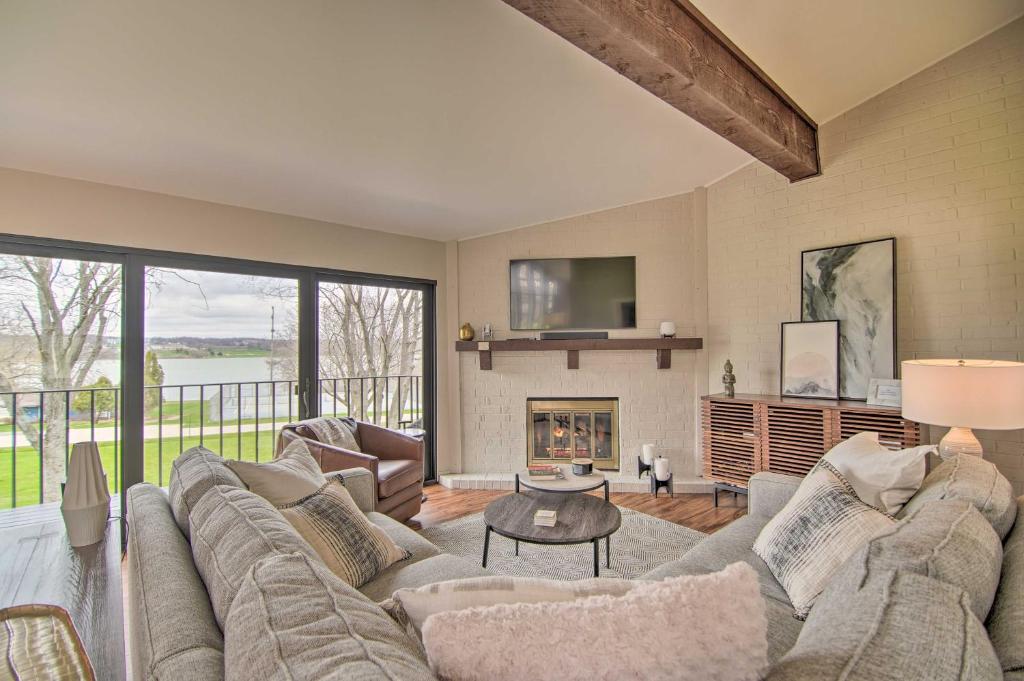 Cozy Lake Geneva Retreat with Year-Round Views! (Lake Geneva)