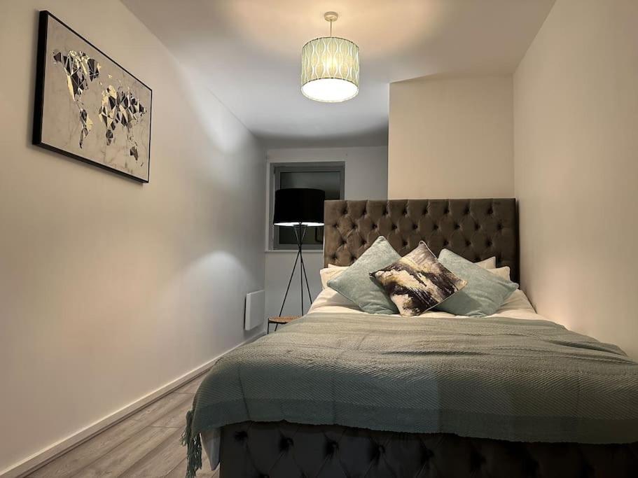 Deluxe Riverside City Centre Apartment Sleeps 4