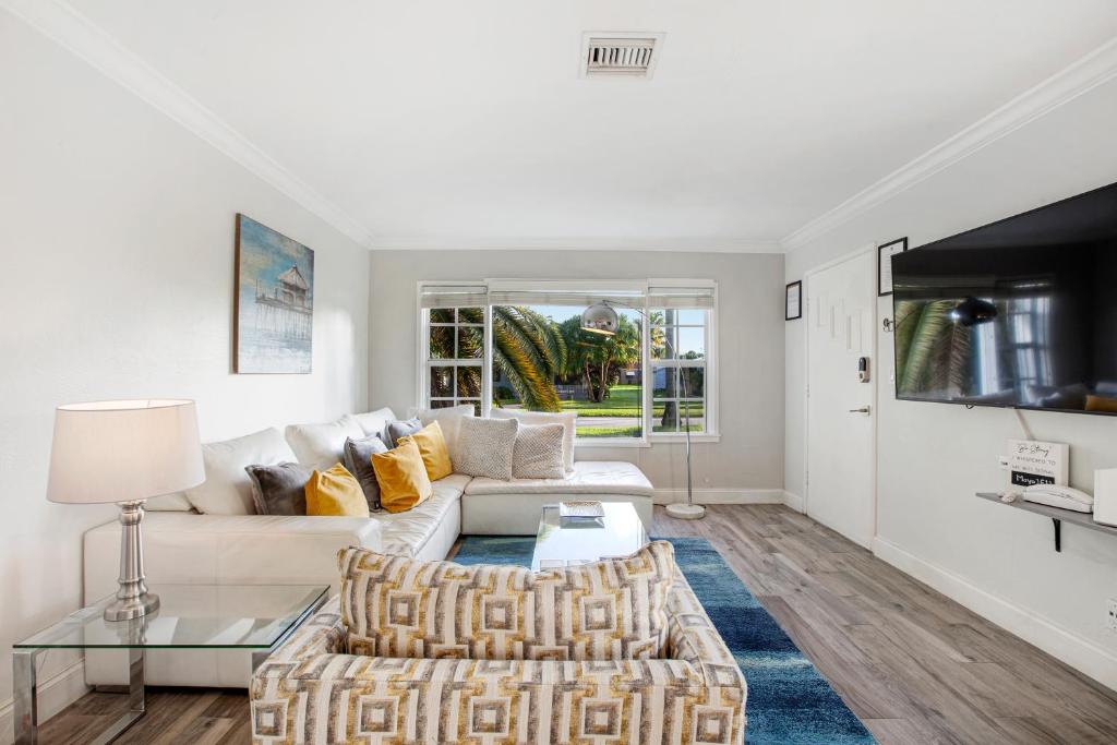 Lovely 3Bed 2Bth Home 10 min to Beach w/ parking!