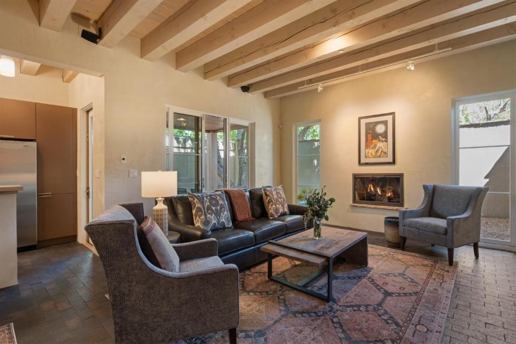 Stone's Throw - Unbeatable Location