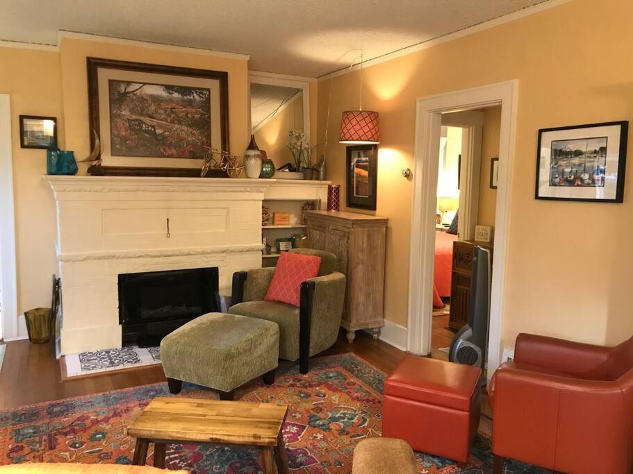 Cheerful 3 Bdrm w/ Kitchen & LR in West Seattle