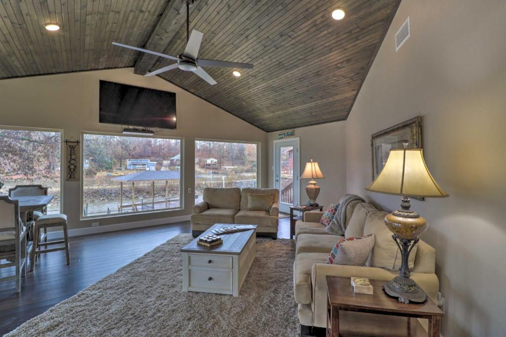 Chic Lakefront Haven Near Oaklawn and Casino Resort! (Hot Springs)