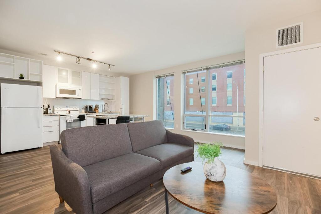 Insta-Worthy Oasis steps from Nightlife with Amazing Amenities 218