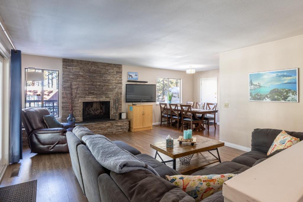 Lake Views in 3bdr Family Home w/ Hottub