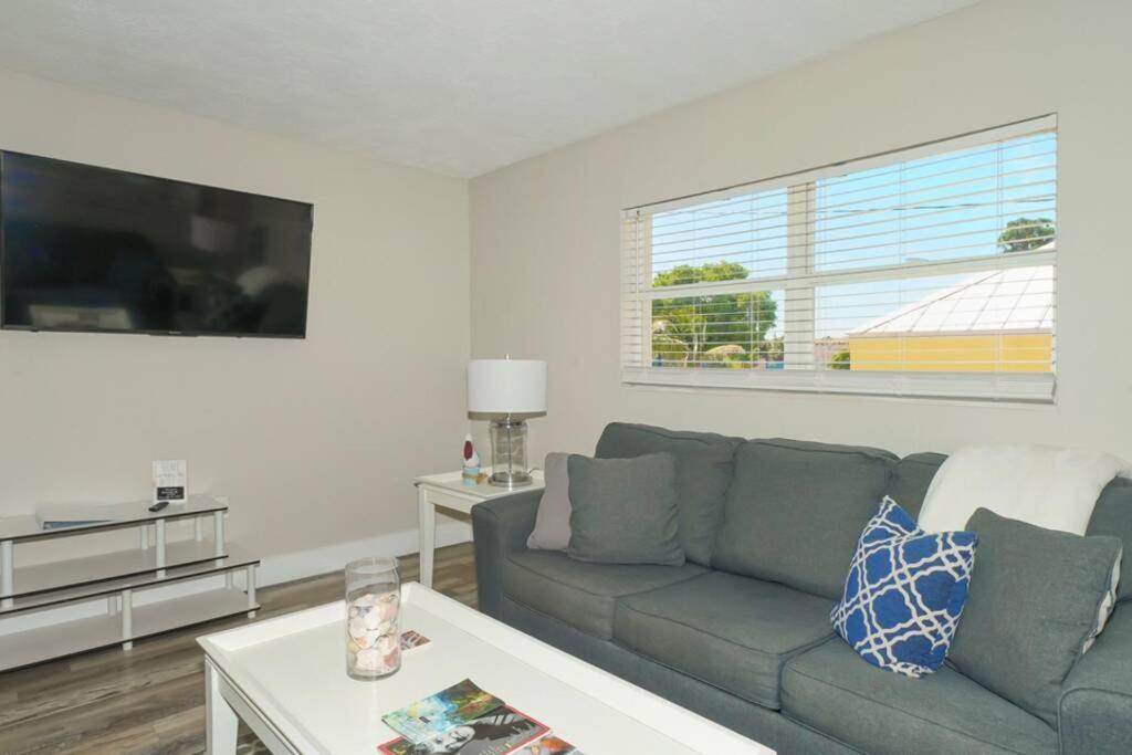 Siesta Key Village-Suite #2: A block to the Beach!