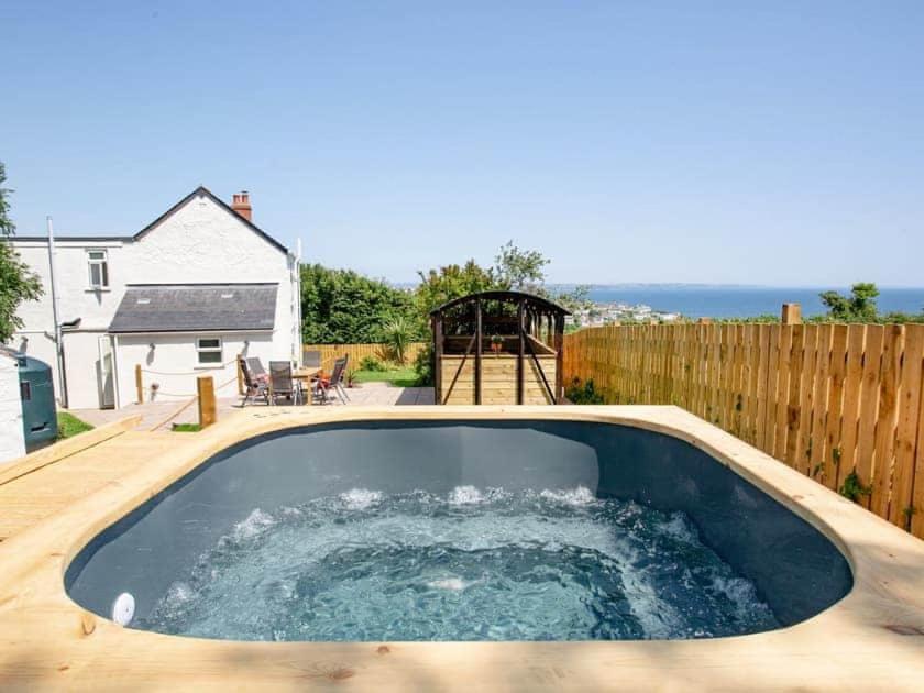 Windmills - Luxury Hot Tub Coastal Views Funky House