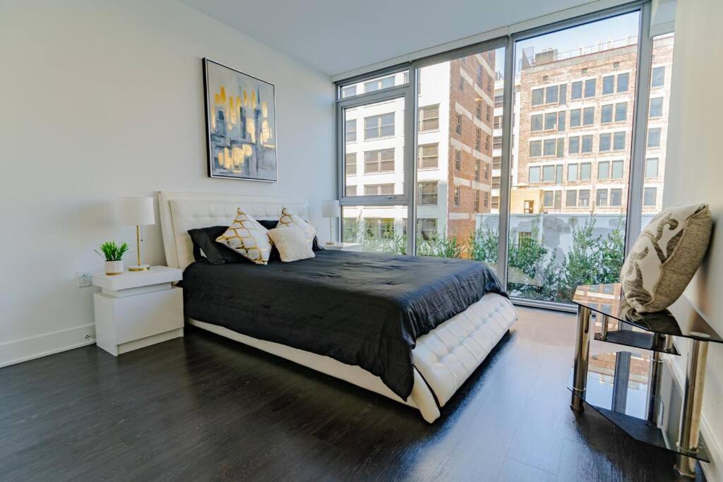 DOWNTOWN PARADISE ESCAPE with 2 Pools / Hot Tubs