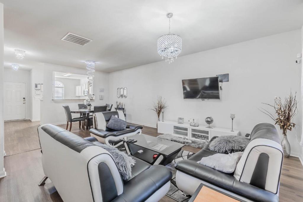 Cozy 5 Bedroom Home perfect for groups near Downtown Dallas