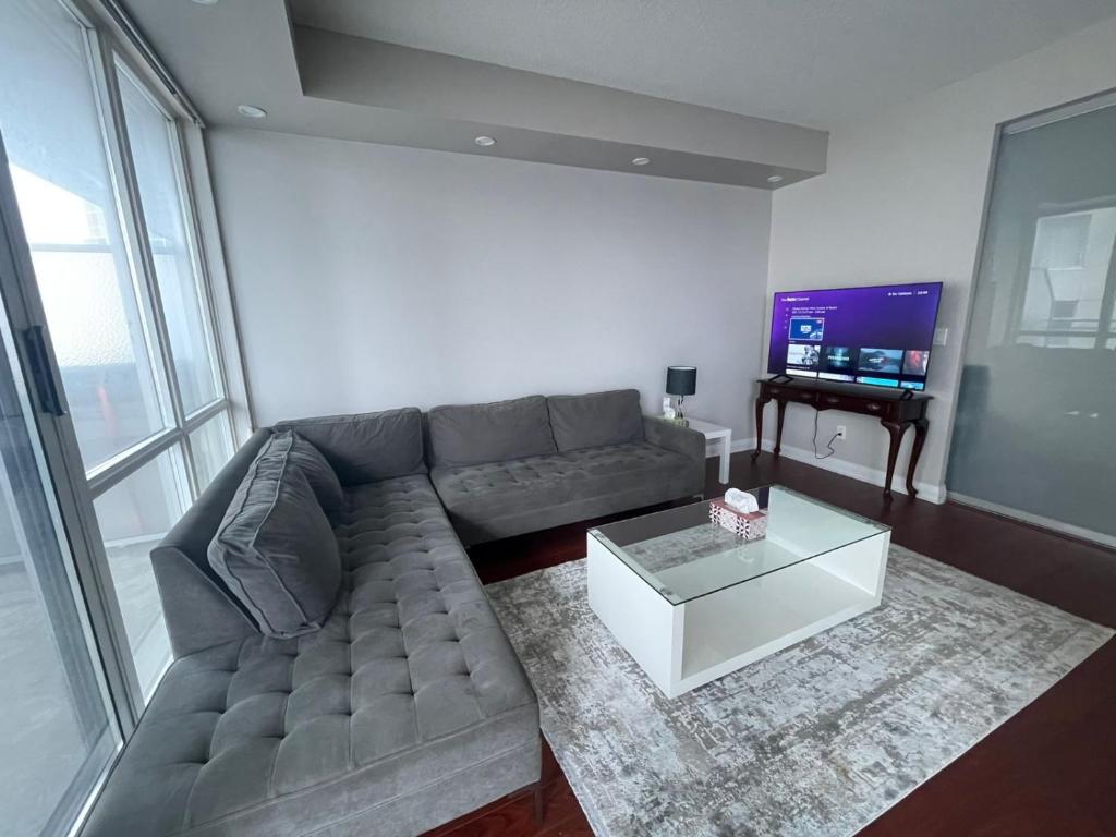 Heart of Downtown Toronto. Eaton Center. Two Bedroom