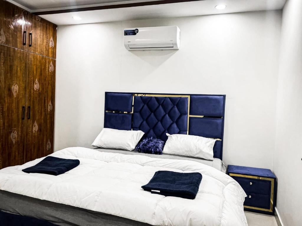 3 bed Luxurious Apartment DHA PH8