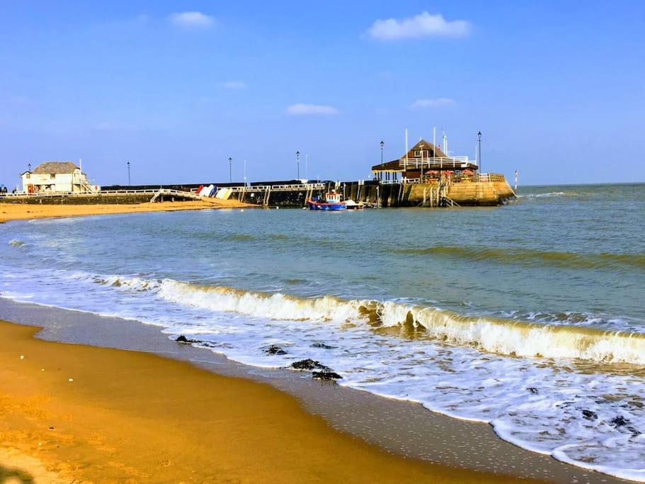 Amazing seaside home 5mins from beach with HOT TUB