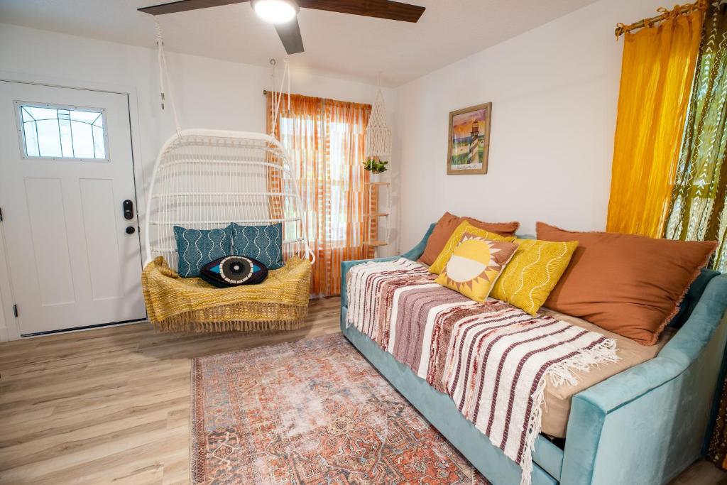 Getaway to Historic Downtown & Beach Recharge NEW BUILD