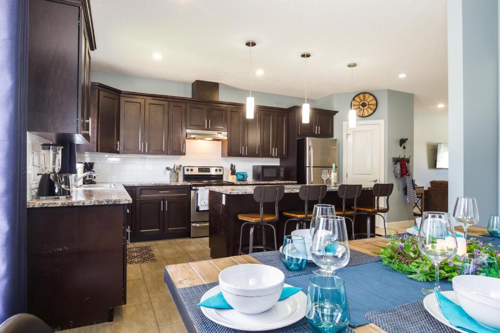 MOUNTAIN STYLE HOME I w Secondary Suite I w free parking & WiFi!