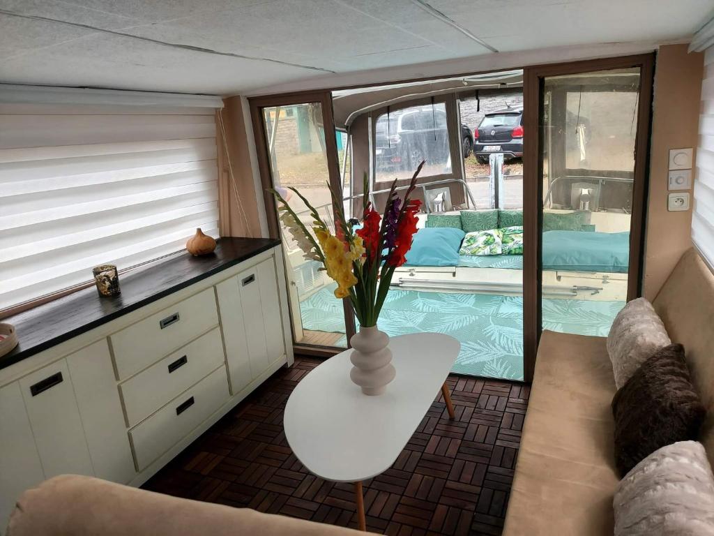 Bateau White Pearl