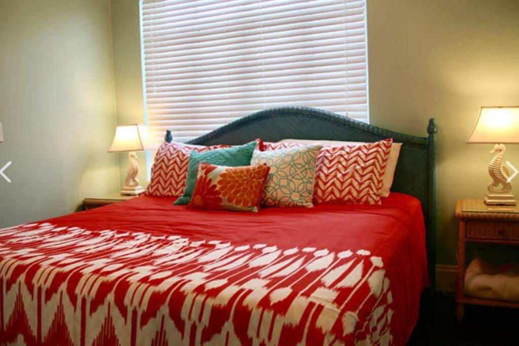 Duval Street Suite w parking and pool