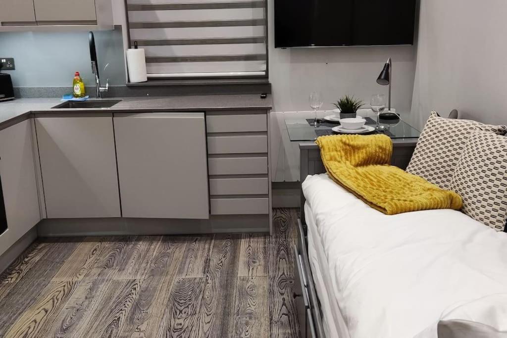 London gateway studio flat (Borehamwood)